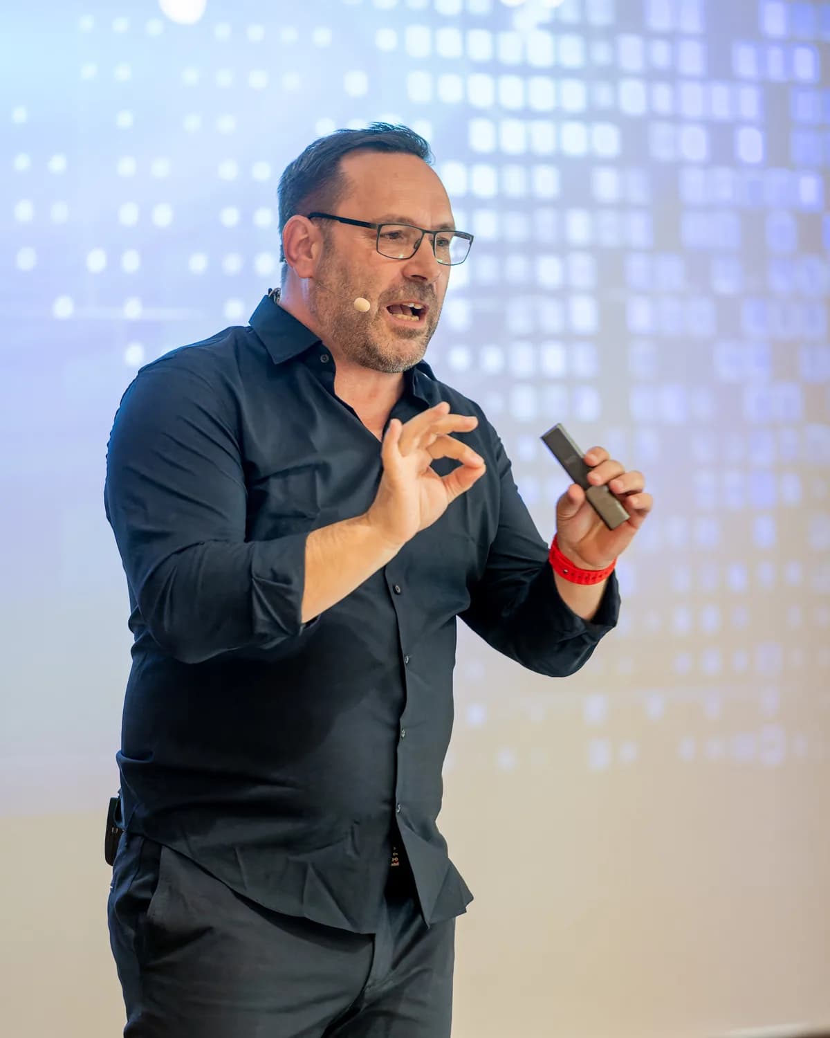 Thomas Dötzl auf der Bühne, erklärt mit den Händen