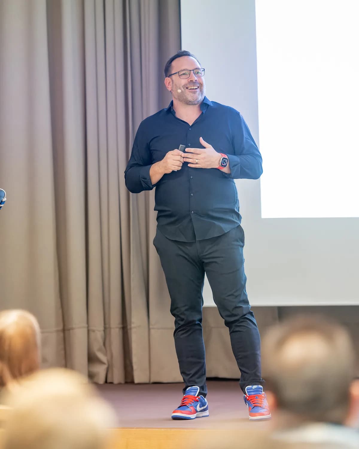 Thomas Dötzl auf der Bühne vor Publikum